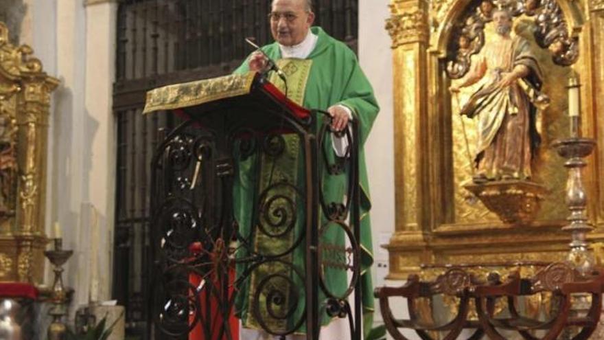 El sacerdote Benito Peláez en la iglesia de San Ildefonso durante una celebración.