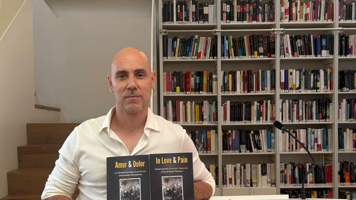 Adrián Gordaliza con las dos versiones de su libro "Amor y dolor", en español y en inglés