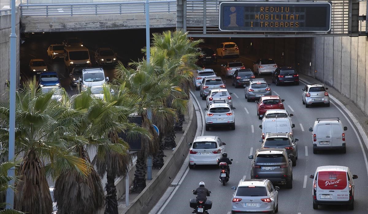 Barcelona 03 12 2020 Retenciones en la Ronda de dalt en ambos sentidos y sennales luminosas que recomiendan limitar la movilidad para evitar la propogacion del coronavirus covid-19   FOTO de FERRAN NADEU