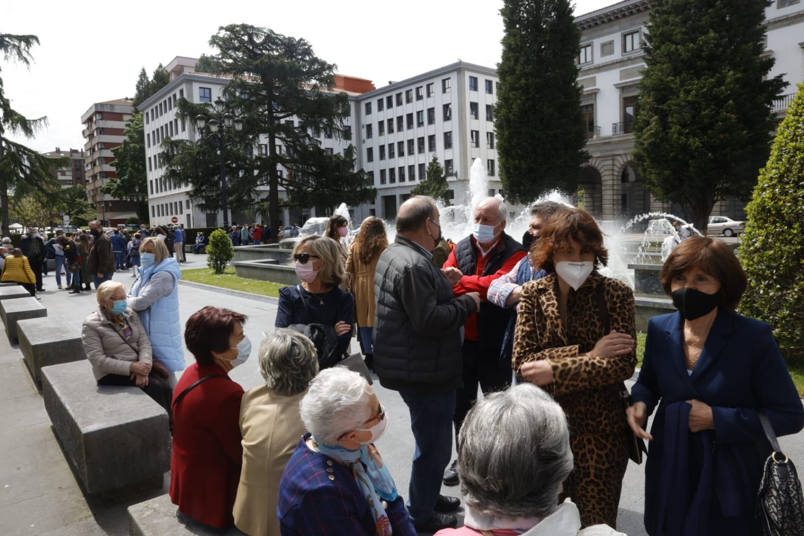 Caravana-manifestación frente a la Delegación del Gobierno para pedir una solución al "argayón" de Salas