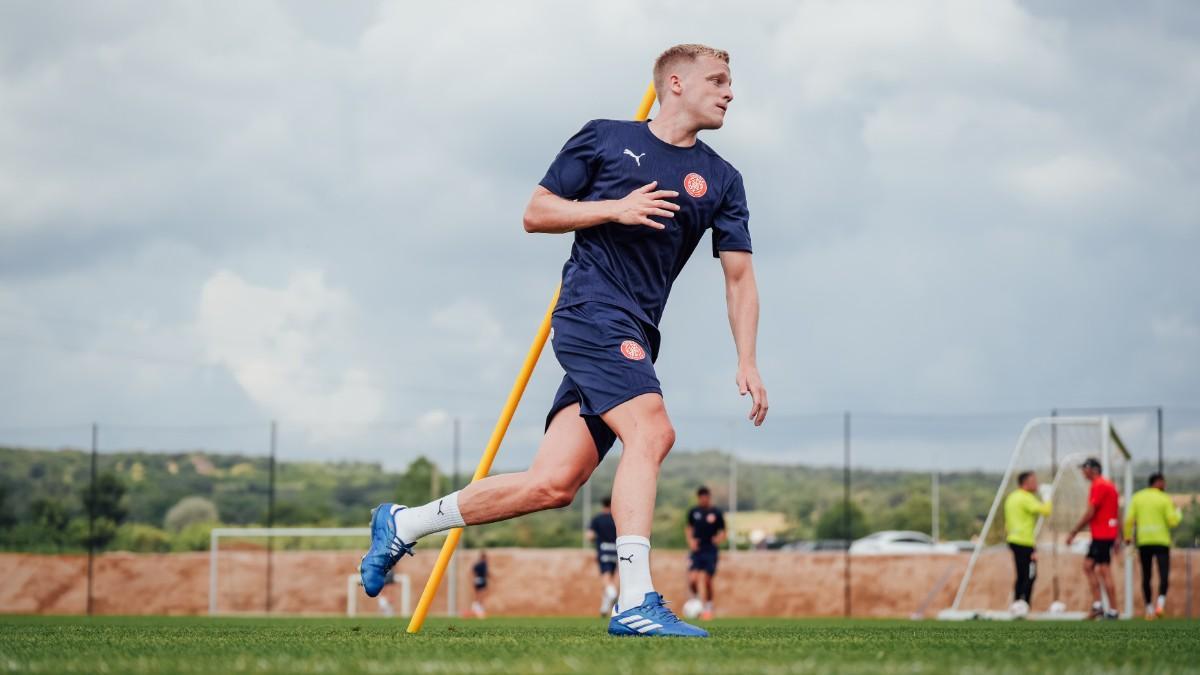 Van de Beek, en su primer entrenamiento con el Girona