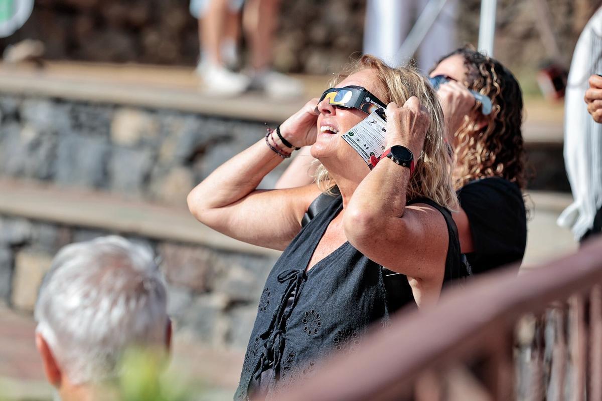Vecinos y visitantes disfrutan de una jornada marcada por la astronomía en uno de los principales puntos de observación habilitados en Tenerife.