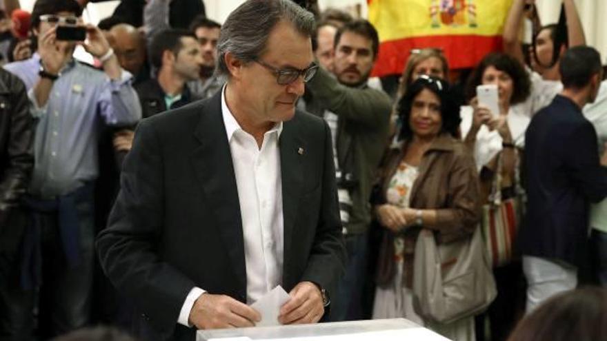 Artur Mas deposita ayer su voto en un colegio de Barcelona.