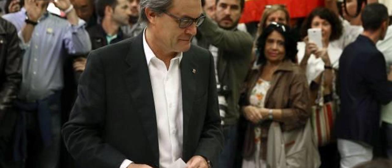 Artur Mas deposita ayer su voto en un colegio de Barcelona.