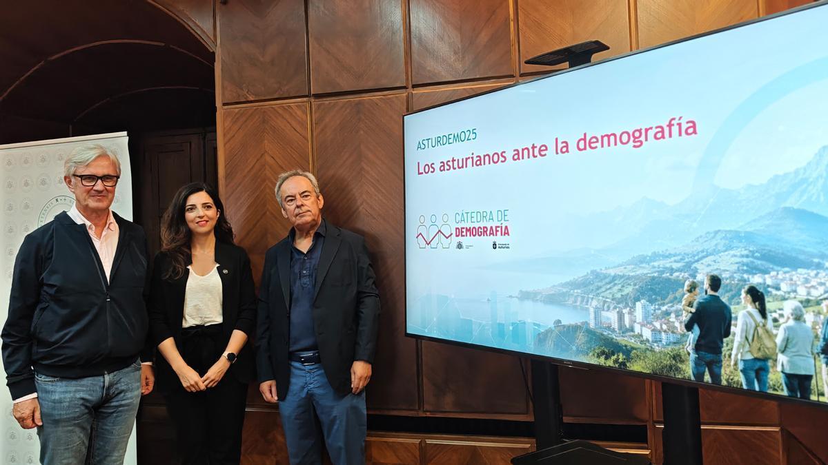 Por la izquierda: el director general de Reto Demográfico, Marcos Niño, la directora del Área de Cátedras de la Universidad, Verónica Cañal y el director de la cátedra, Óscar Rodríguez Buznego.