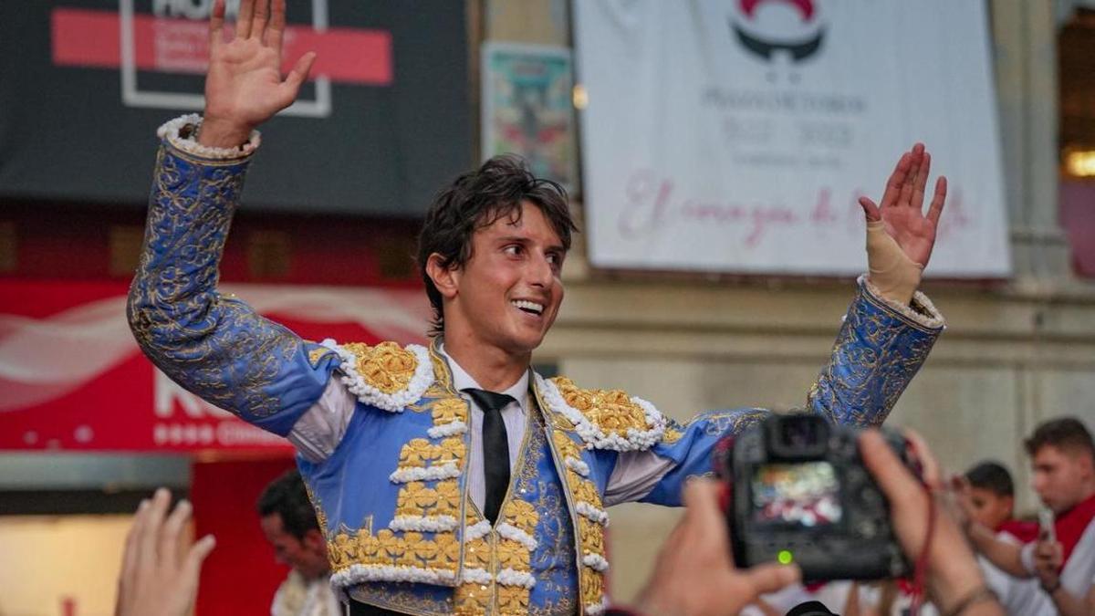 Andrés Roca Rey salió por la puerta grande de Pamplona, donde hoy vuelve a torear.