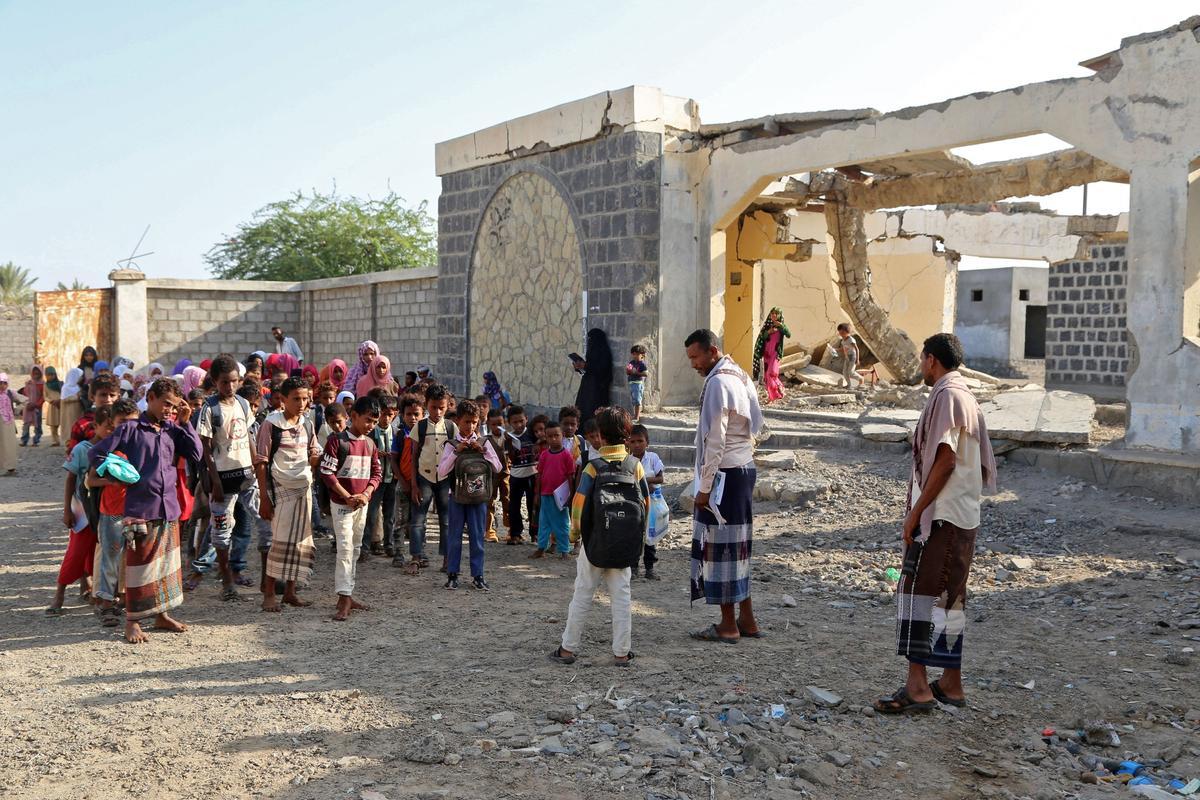 Cientos de niños de la provincia de Hodeida, en Yemen, han retomado el curso escolar en su país haciendo clases al aire libre, al encontrarse las escuelas prácticamente destruidas por la guerra.