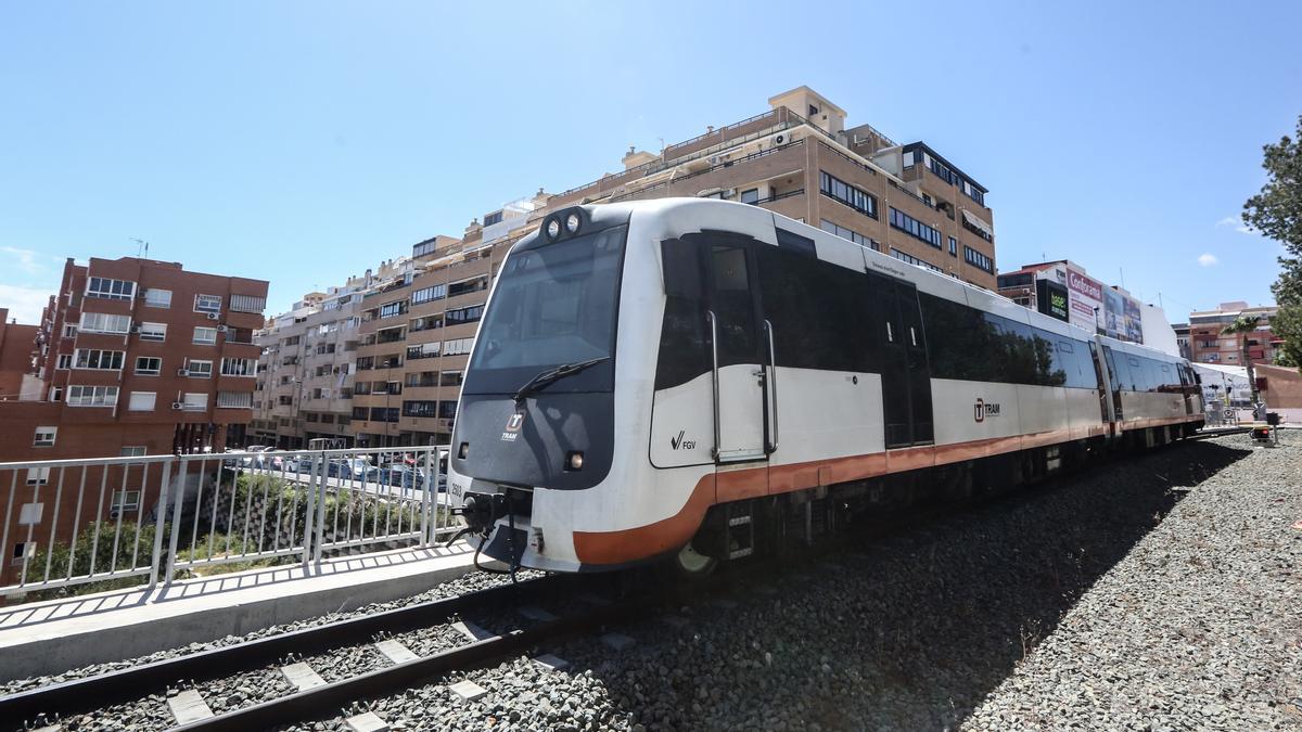 Imagen de una unidad de TRAM que cubre el trayecto Alicante-Benidorm