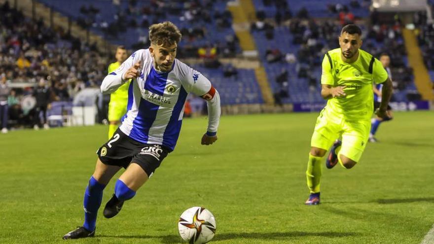 Raúl Ruiz controla el balón durante el partido ante el Intercity en el Martínez Valero. | HÉCTOR FUENTES