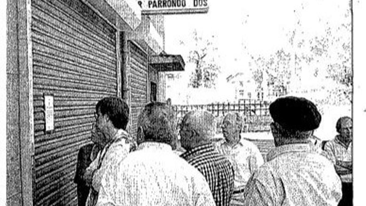 Foto publicada en prensa tras el crimen, con los vecinos congregados en torno a la esquela colocada en el bar.