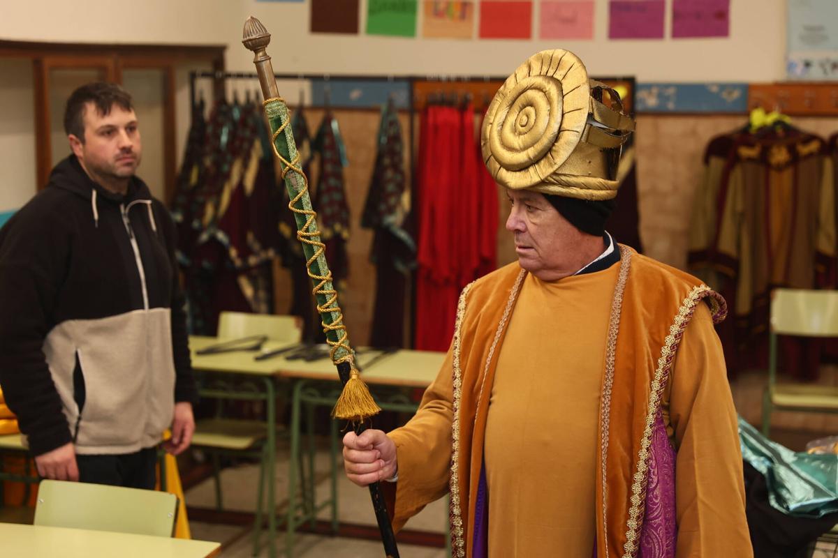 Reportaje con las pruebas de los trajes de la comitiva de los reyes Magos en la Cabalgata de Oviedo. Quedamos a las 16:45 en la puerta del Alfonso con uno de los grupos que va a desfilar