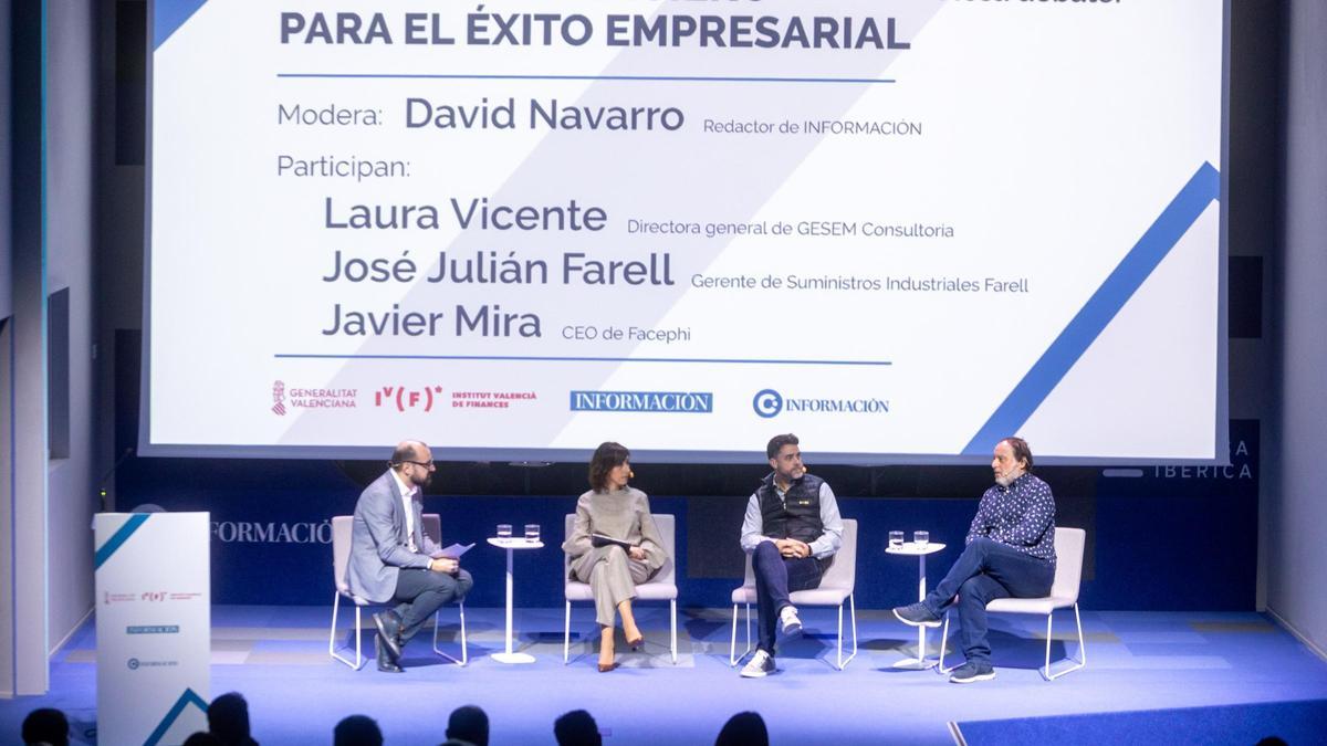 David Navarro, Laura Vicente, Javier Mira y José Julián Farell, durante la mesa redonda