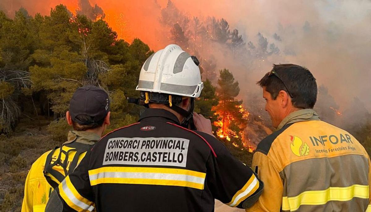 El poniente da una tregua decisiva de horas para frenar el avance del fuego