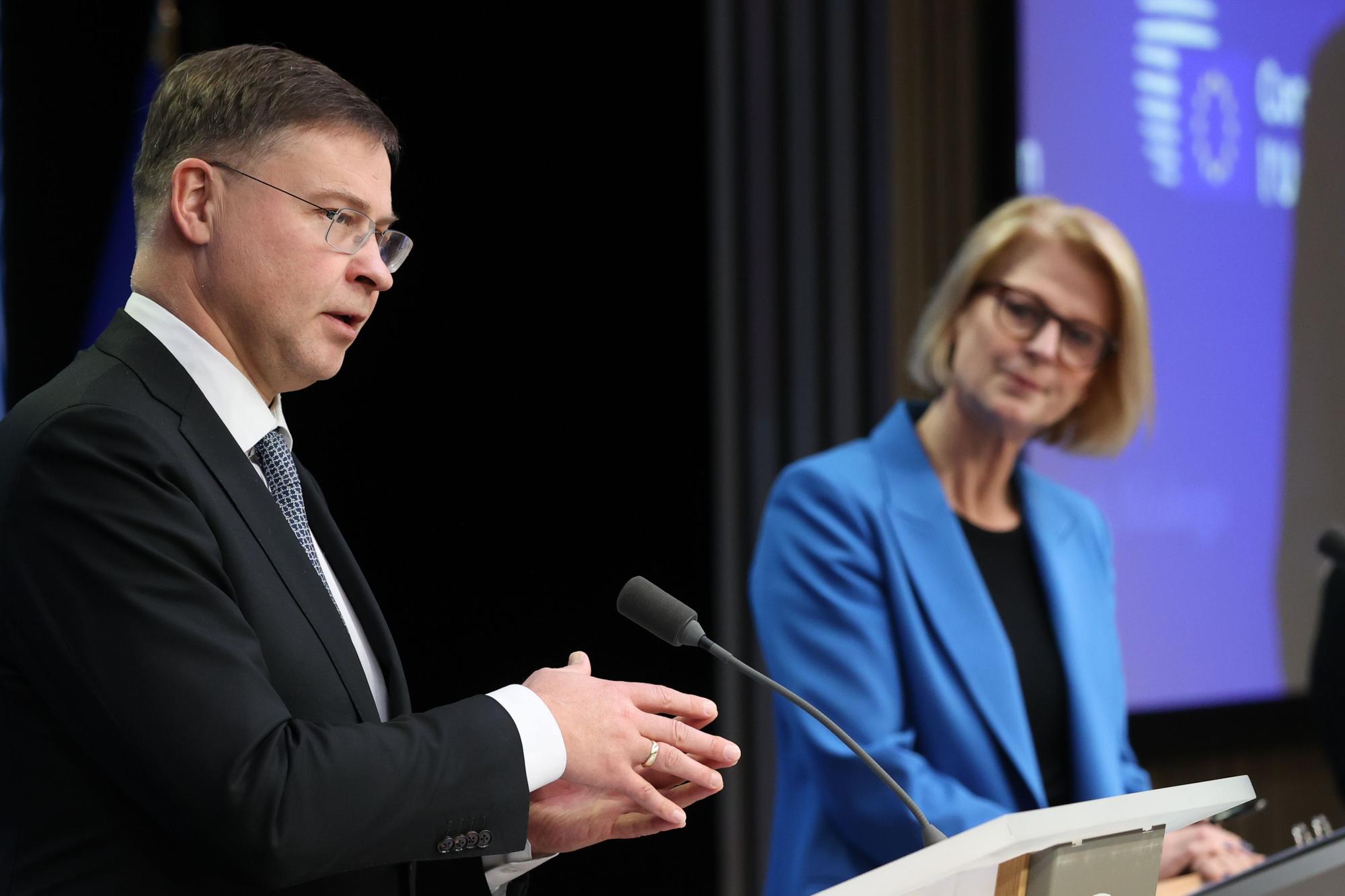 El vicepresident de la Comissió Europea, Valdis Dombrovskis, i la ministra de Finances de Suècia, Elisabeth Svantesson, durant la roda de premsa posterior a la reunió de ministres de finances de la Unió Europea