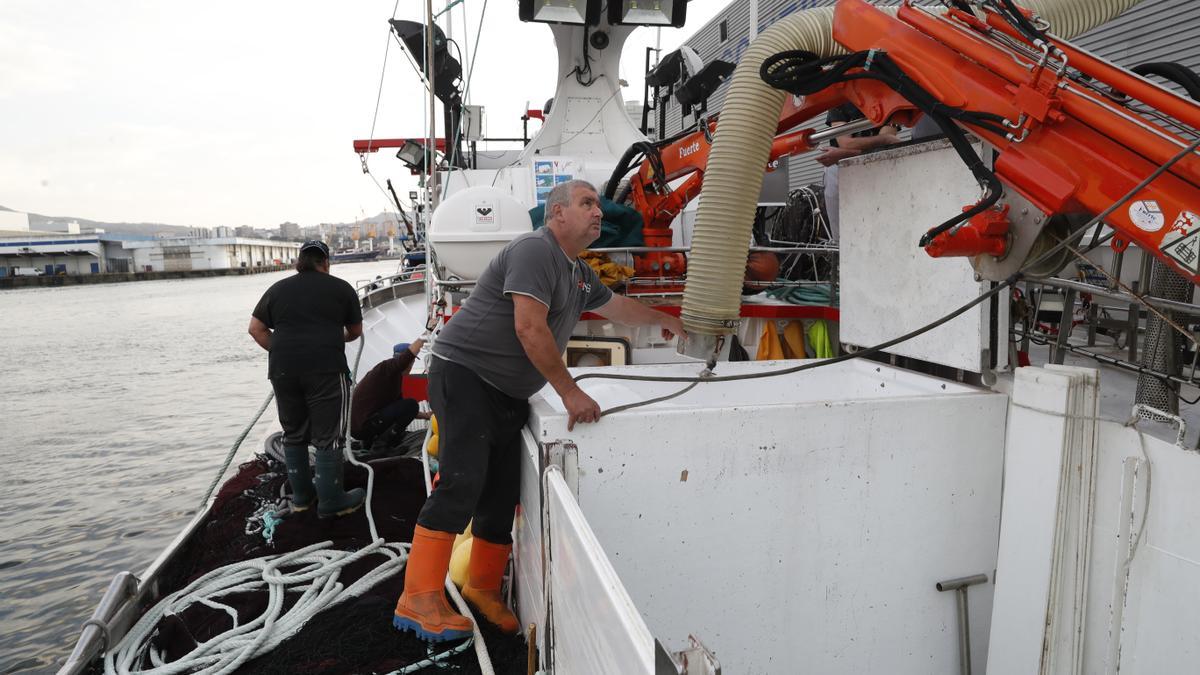 Marineros del cerco, preparando el barco para salir.