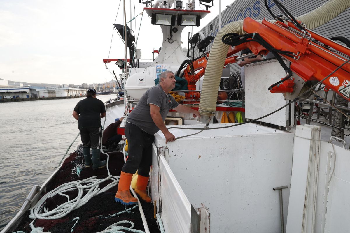 Marineros del cerco, preparando el barco para salir.