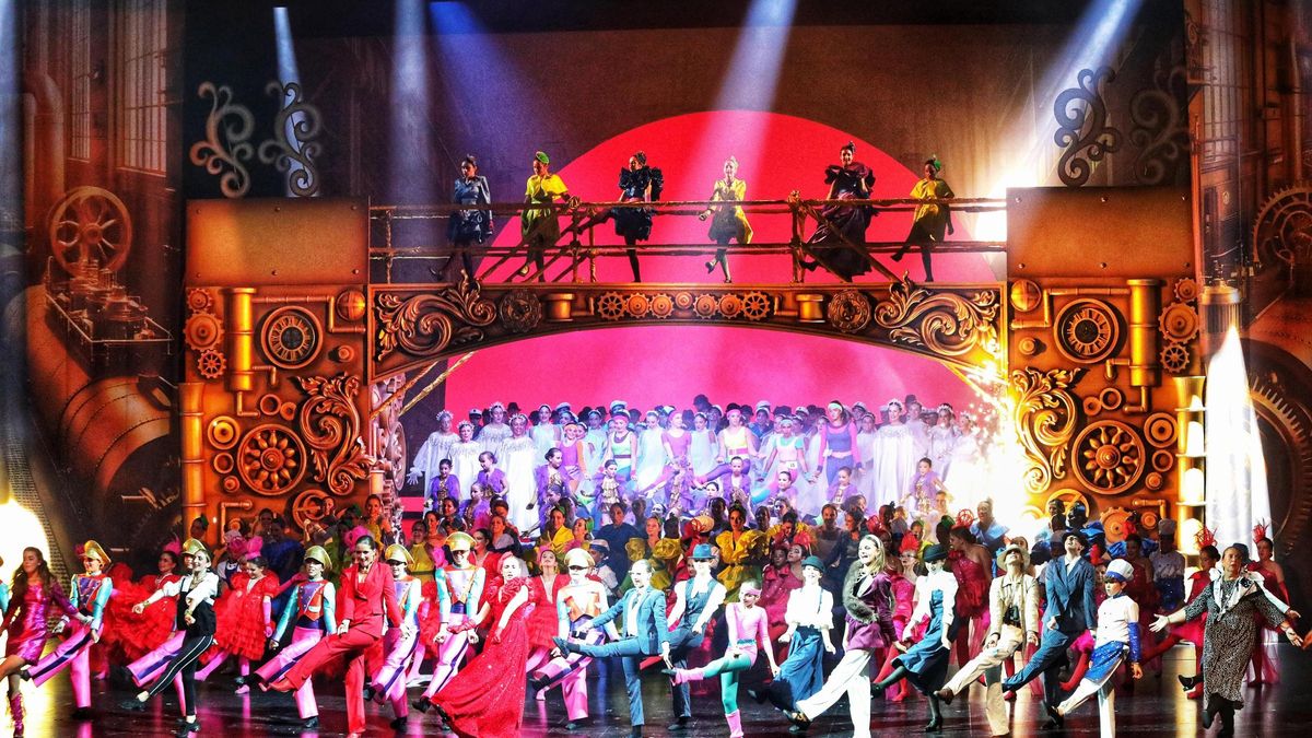 Un momento del espectáculo musical ‘La Fábrica de los Sueños’ en el Teatro de la Maestranza