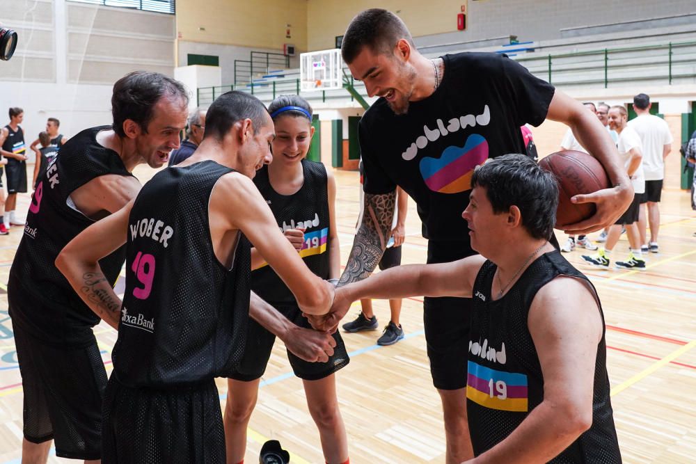 Los invitados a la presentación realizan actividades con los chicos del Campus