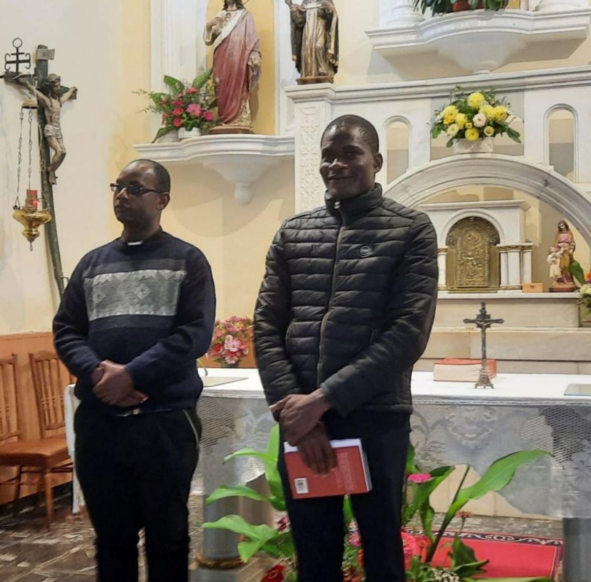 Los misioneros africanos Principius y Kizito en Valer. | Ch. S.