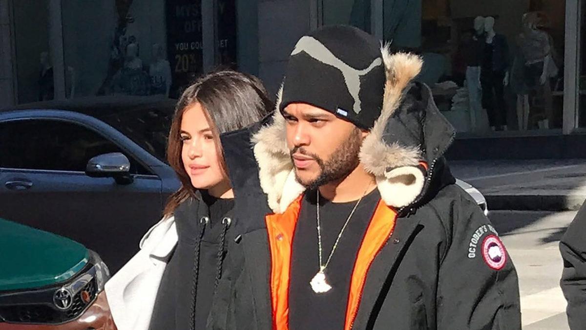 Selena gómez y The Weeknd paseando muy abrigados