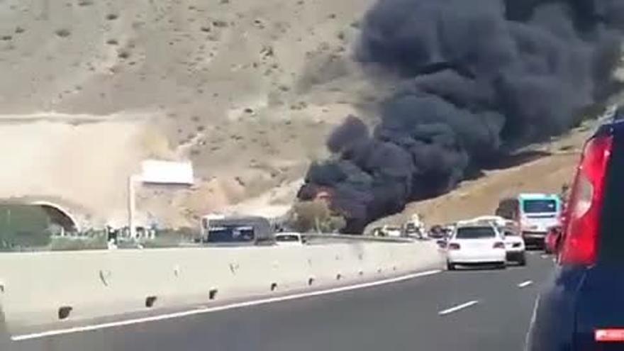 Una guagua se incendia en el túnel de Arguineguín