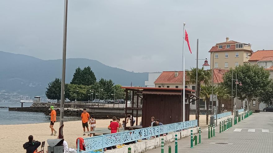 Bandera roja en la playa de Arealonga por contaminación