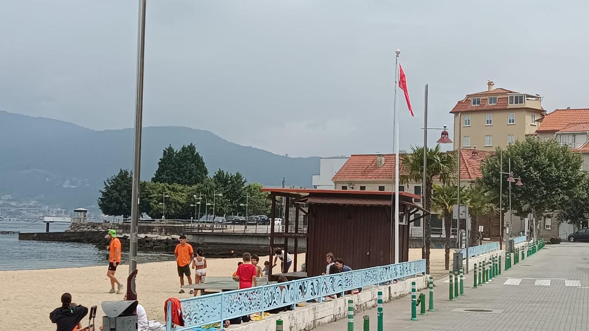 Bandera roja en la playa de Arealonga, esta mañana.