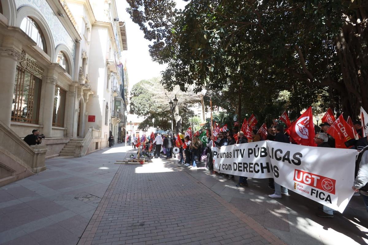 Los trabajadores frente a la sede de la Conselleria que dirige Nuria Montes.
