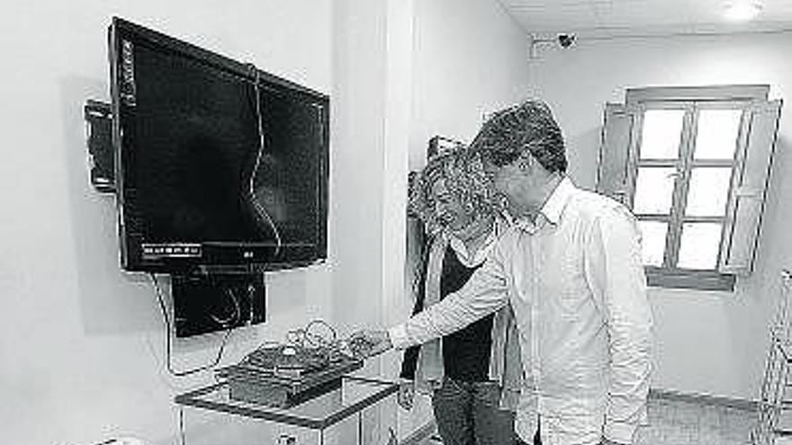 Diana González e Ismael González, con el primer tocadiscos de Mieres.