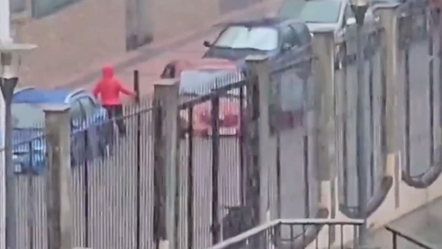 Vecinos se unen para rescatar un coche arrastrado por la tromba de agua en Gran Canaria
