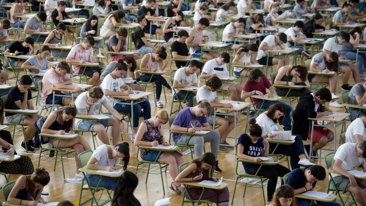 Estudiantes se examinan en un instituto de Menorca.