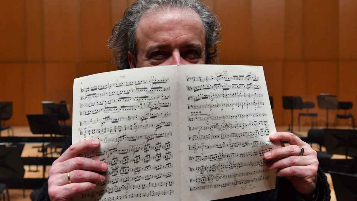 Juanjo Mena posa en el Palacio de la Ópera con una partitura.   | // VÍCTOR ECHAVE