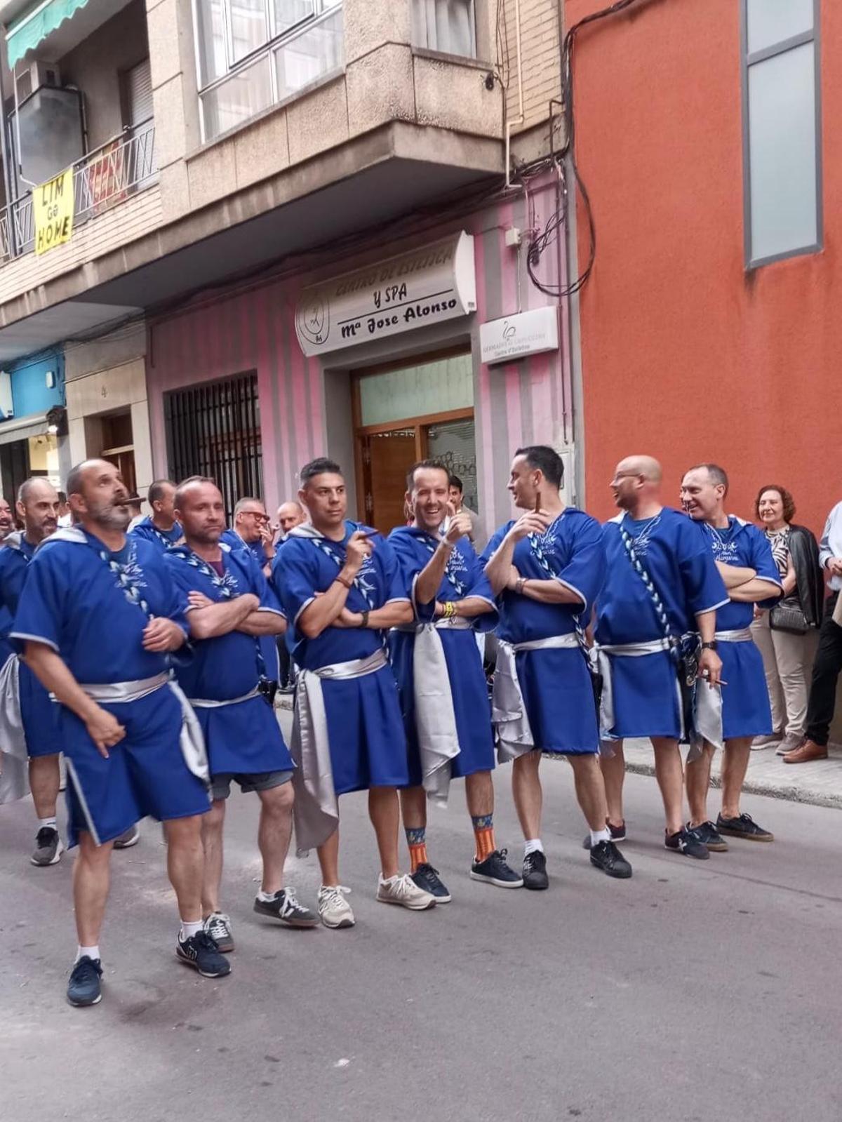 Carratalá, justo en el centro de la "filà", en el desfile del sábado, 25 de abril, con los calcetines de la Senyera.