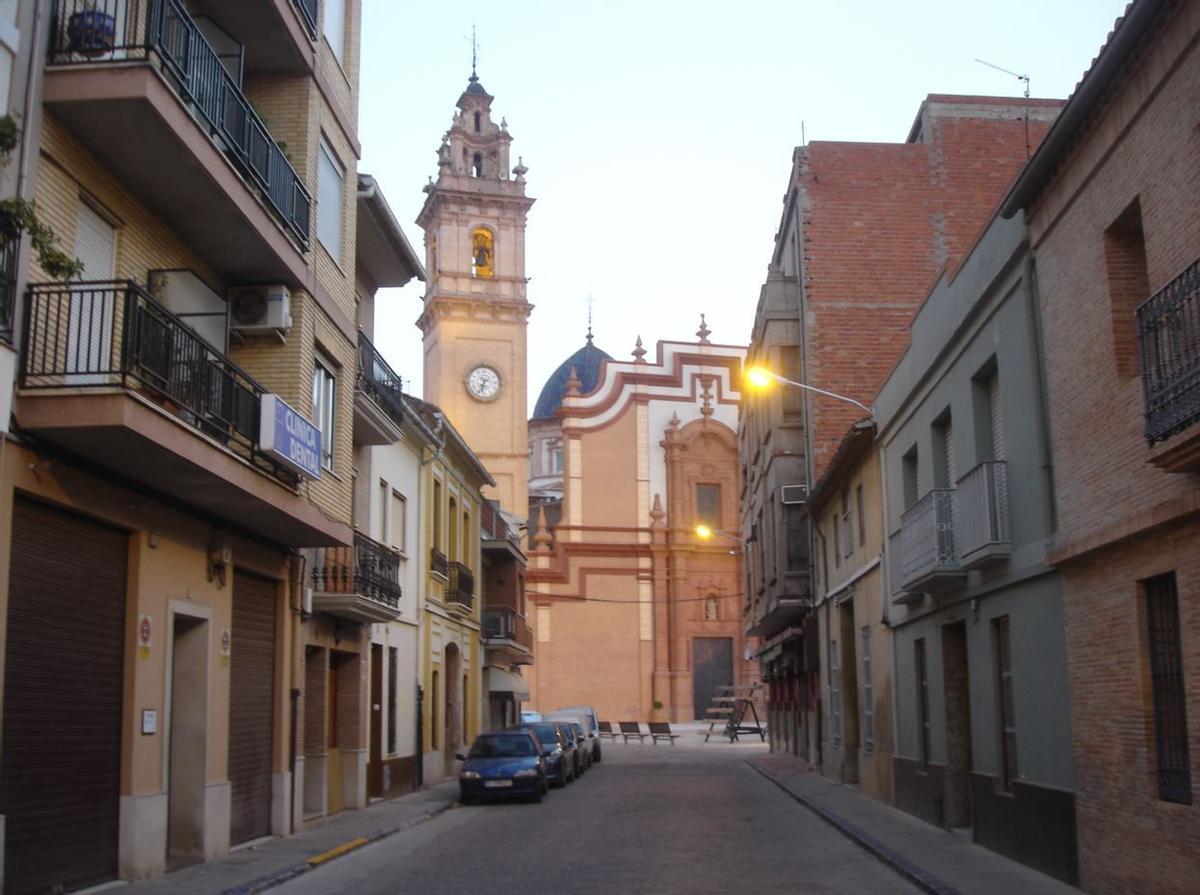 Calle del municipio de Foios conduce a la parroquia