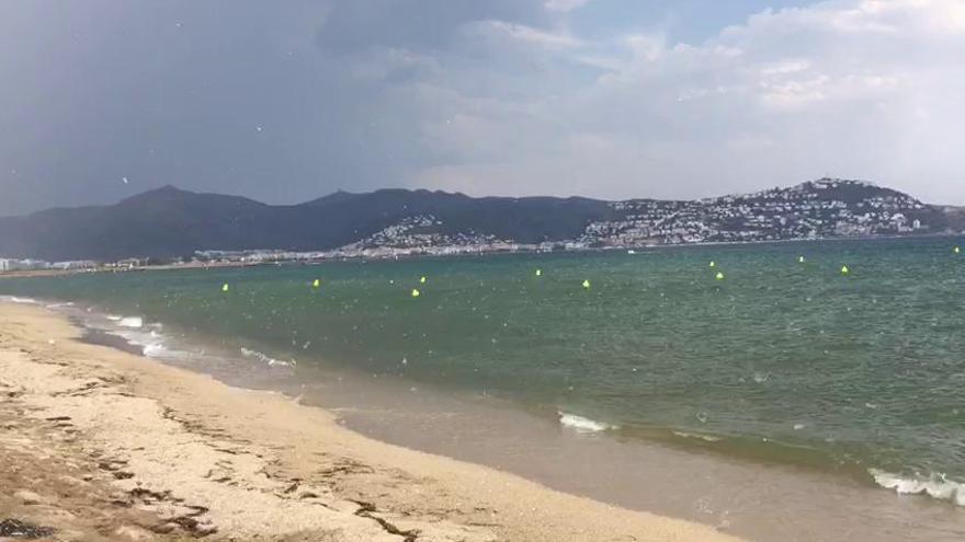 Tempesta amb pedregada a la platja Empuriabrava