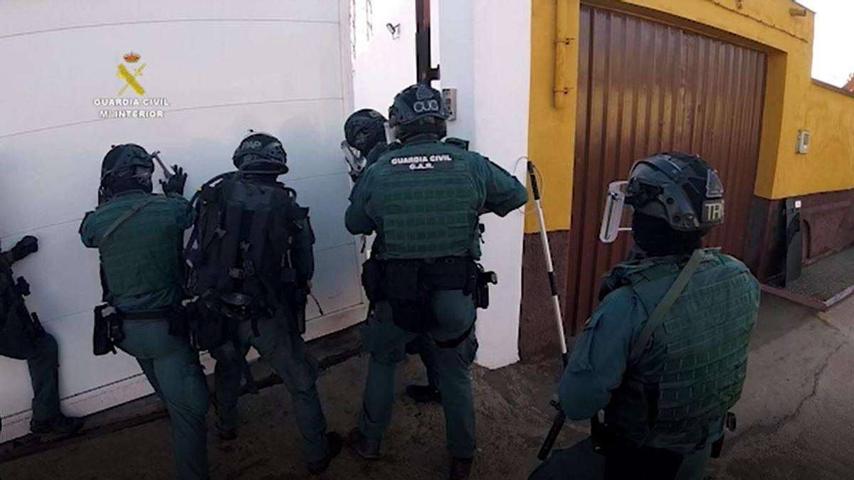 Agentes de la Guardia Civil acceden a la vivienda