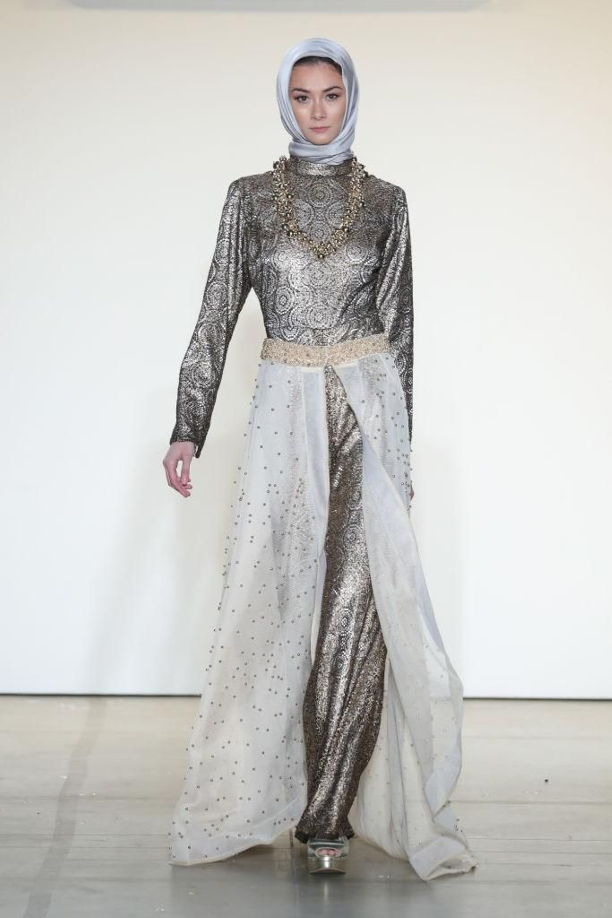 Diseño plata de Anniesa Hasibuan en Nueva York