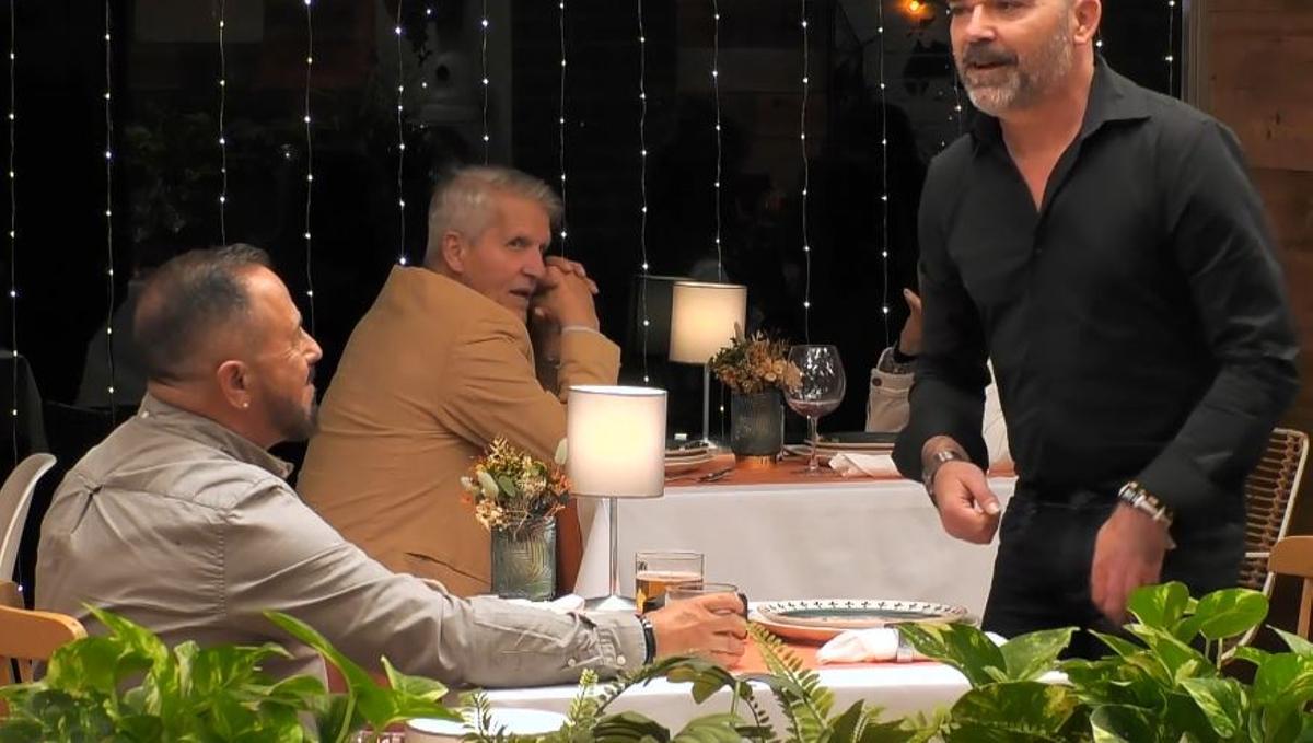 José Manuel se levantó de la silla y saludó a Miguel