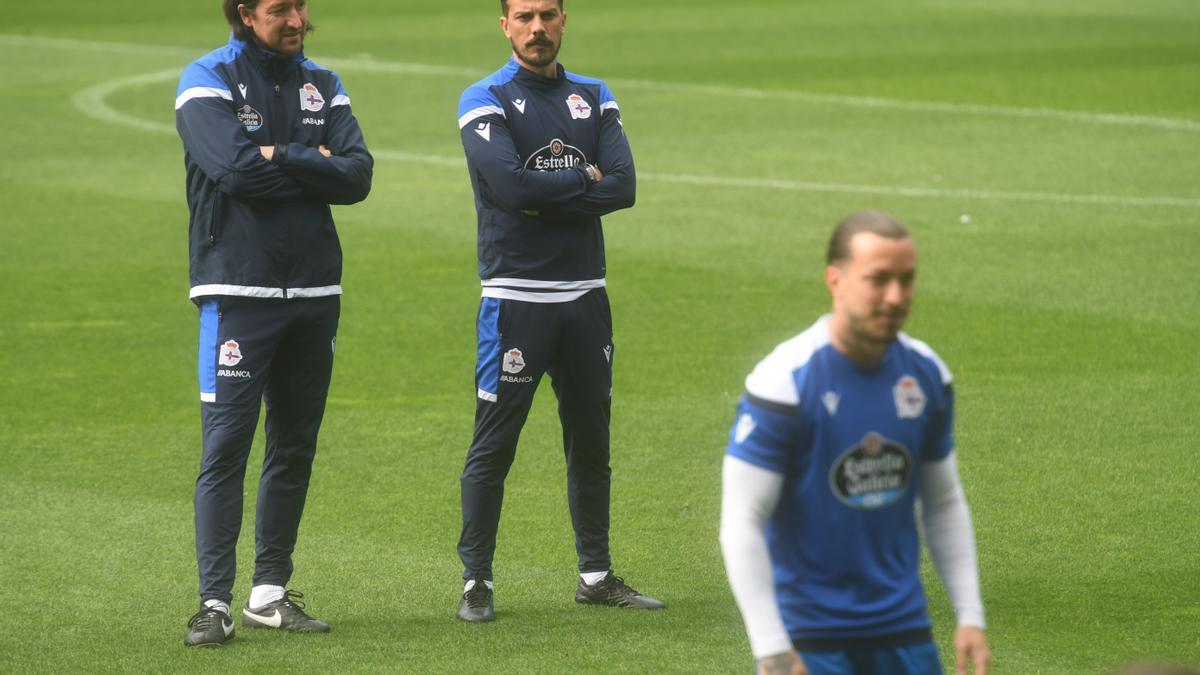 Rubé de la Barrera (c), hoy durante el entrenamiento en Riazor.