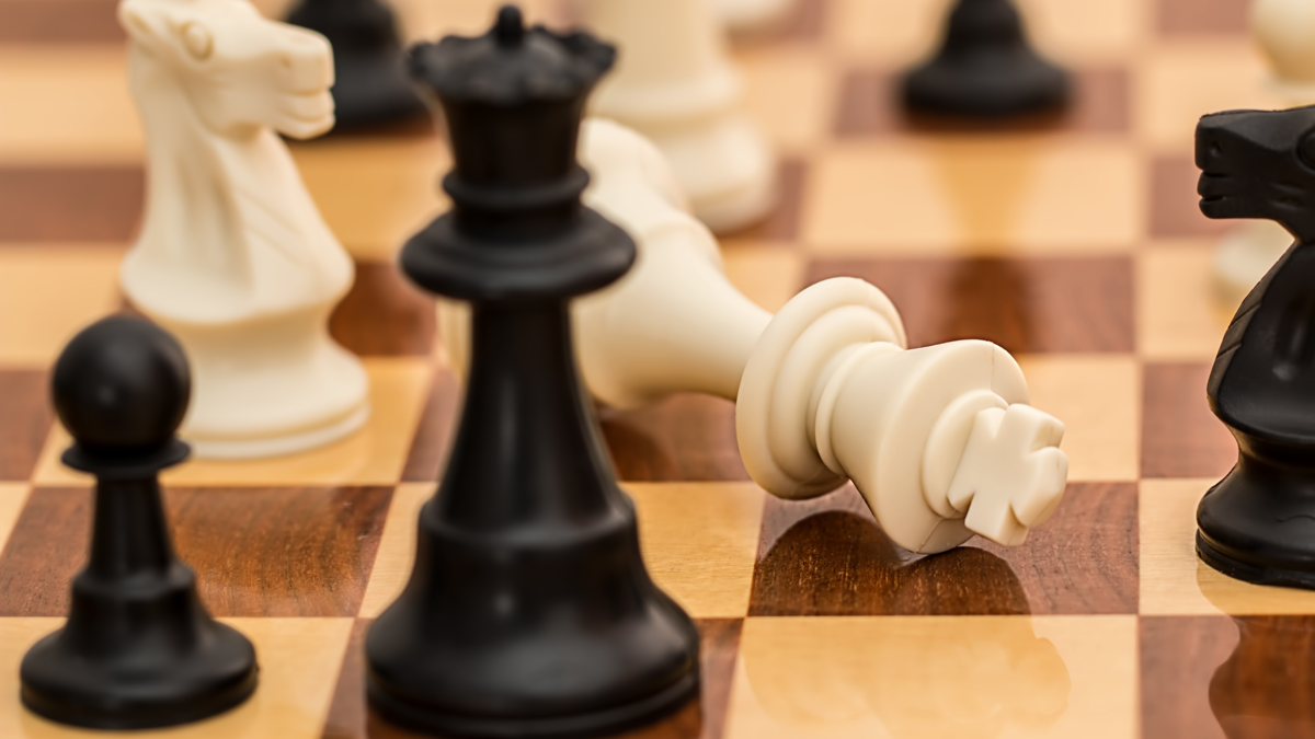 De dónde proviene el término 'gambito' usado para denominar una apertura en  el juego del ajedrez?
