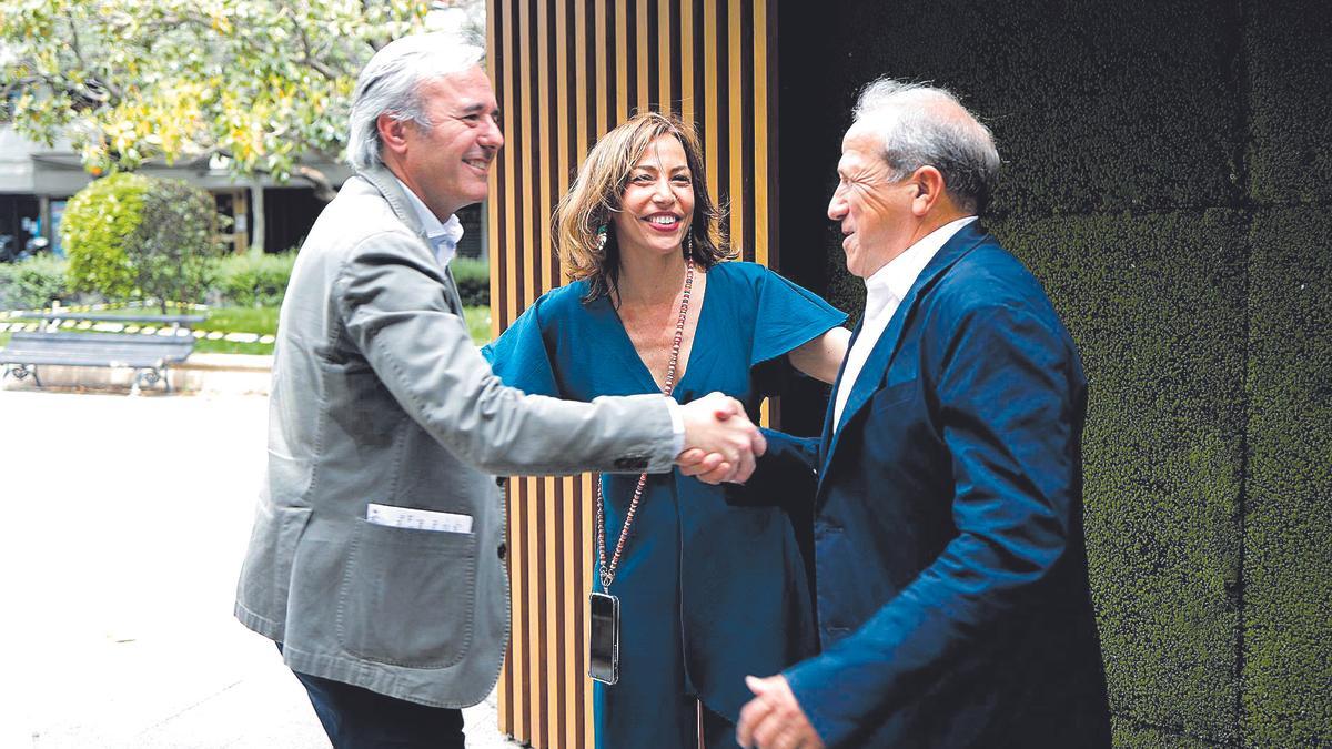 Víctor Muñoz saluda a Jorge Azcón en presencia de Natalia Chueca, este martes en Zaragoza.