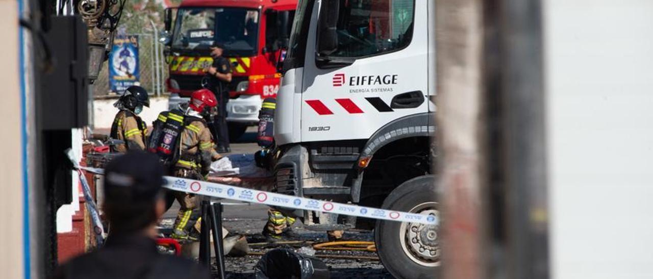 Bomberos de Murcia trabajan frente al Teatre, en la zona de ocio de Atalayas, donde ocurrió el incendio.