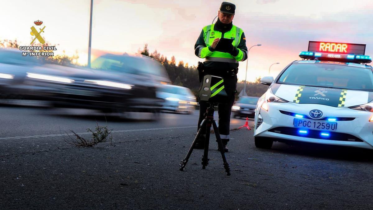 Agentes de la Guardia Civil de Tráfico en un control de velocidad con radar en Galicia.