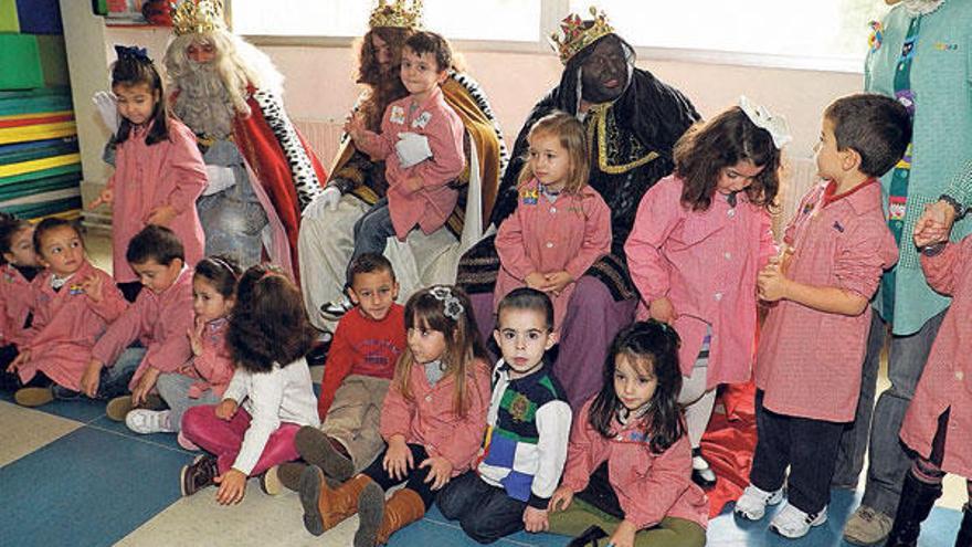 Los Reyes Magos de Oriente estuvieron ayer con los niños del Colexio Vagalume, en Vilagarcía.  // Iñaki Abella