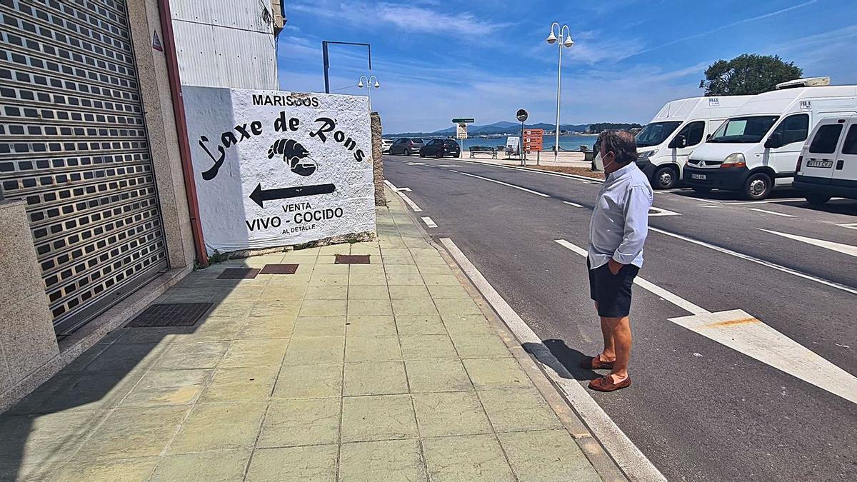 Un punto donde la acera se muere a causa de un muro y obliga a los peatones a invadir la calzada. 