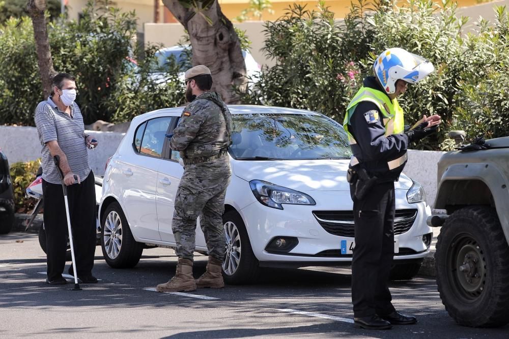 Controles de policía Local y ejército de tierra en el Puerto de la Cruz por la zona de La Vera. Coronavirus . 30/03/20  | 30/03/2020 | Fotógrafo: María Pisaca Gámez