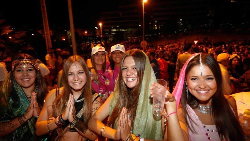 Jóvenes disfrazadas en la pasada edición del Carnaval de verano.