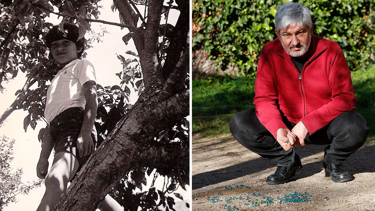 Fran Alonso muestra las canicas similares a las que jugaba en su infancia. A la izquierda, subido a un árbol con 10 años