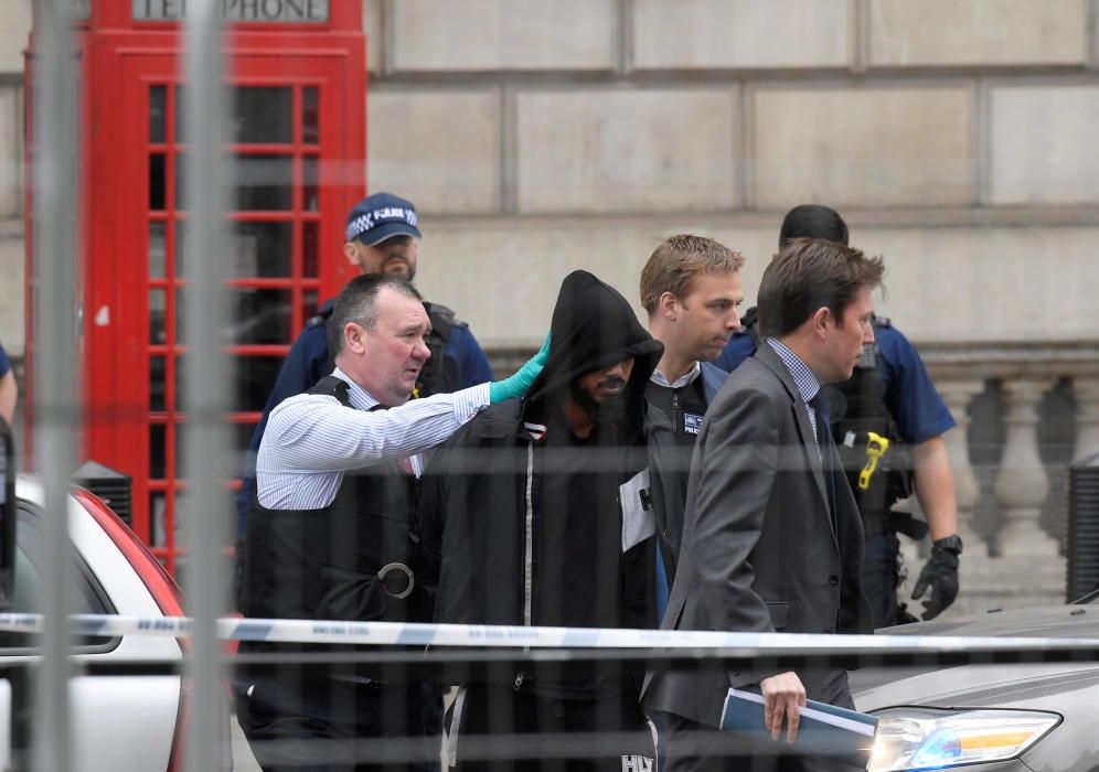 Un detenido en Londres que portaba dos cuchillos junto a Downing Street Reuters
