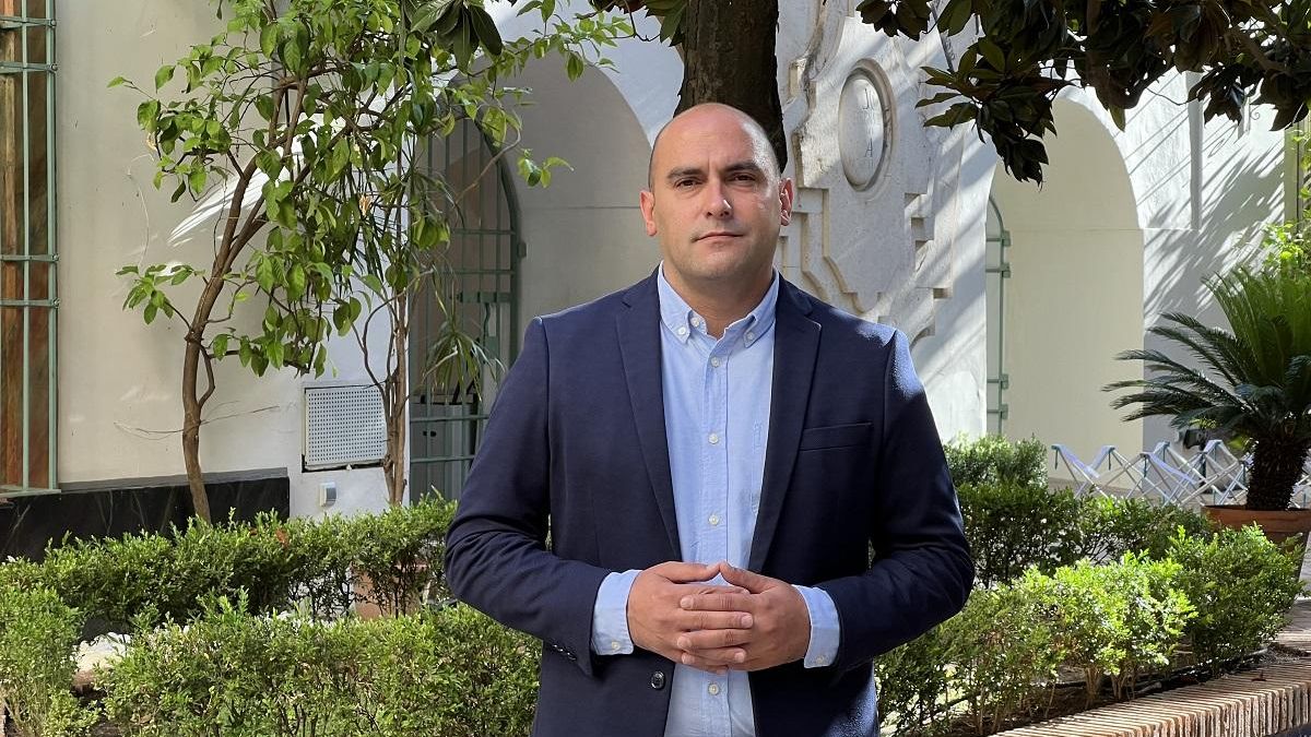 El diputado provincial del PSOE Salvador Millán, en uno de los patios de la Diputación de Córdoba.